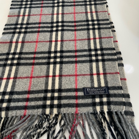 Authentic Burberrys Gray Plaid LambsWool Scarf - Picture 6 of 6